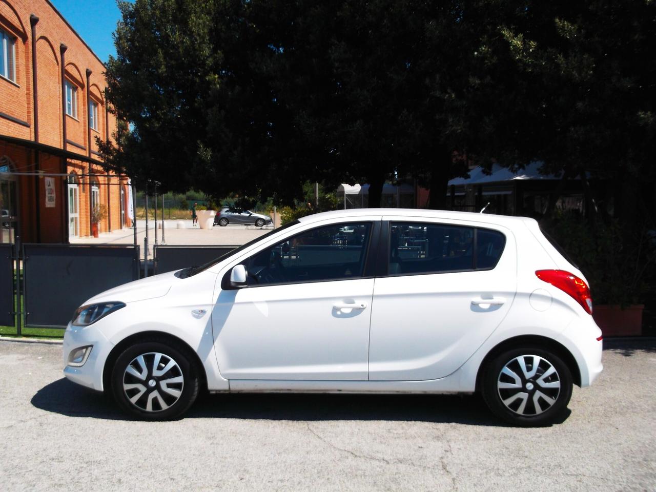 Hyundai i20 1.1 CRDi 5p. Neopatentati 2014