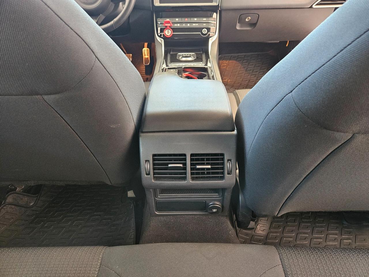 Jaguar XE 2.0 D 180 CV aut. Pure