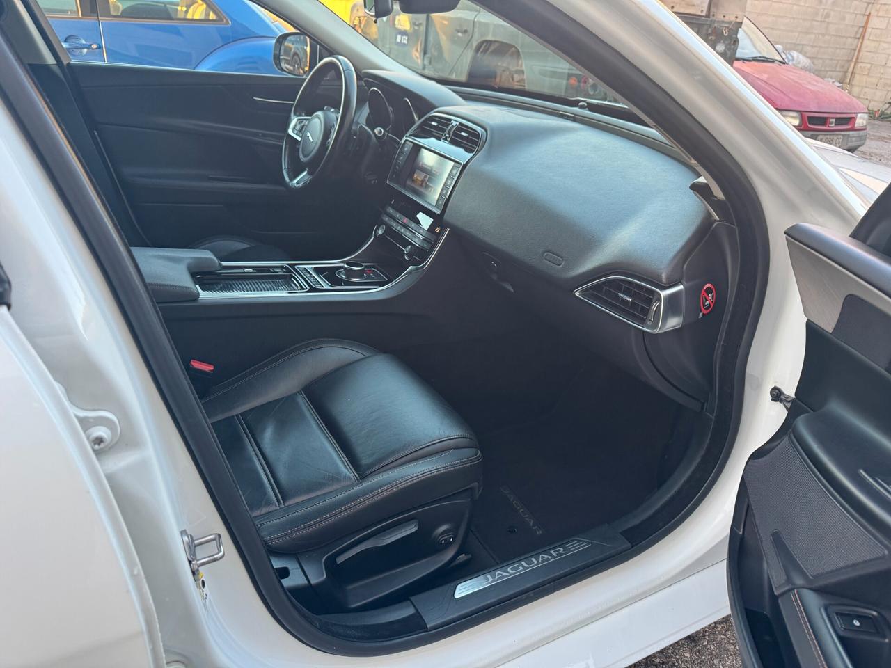 Jaguar XE 2.0 D 180 CV aut. Pure