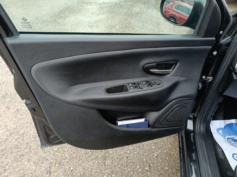 Lancia Ypsilon Ypsilon 1.0 FireFly 5 porte S&S Hybrid Ecochic Silver