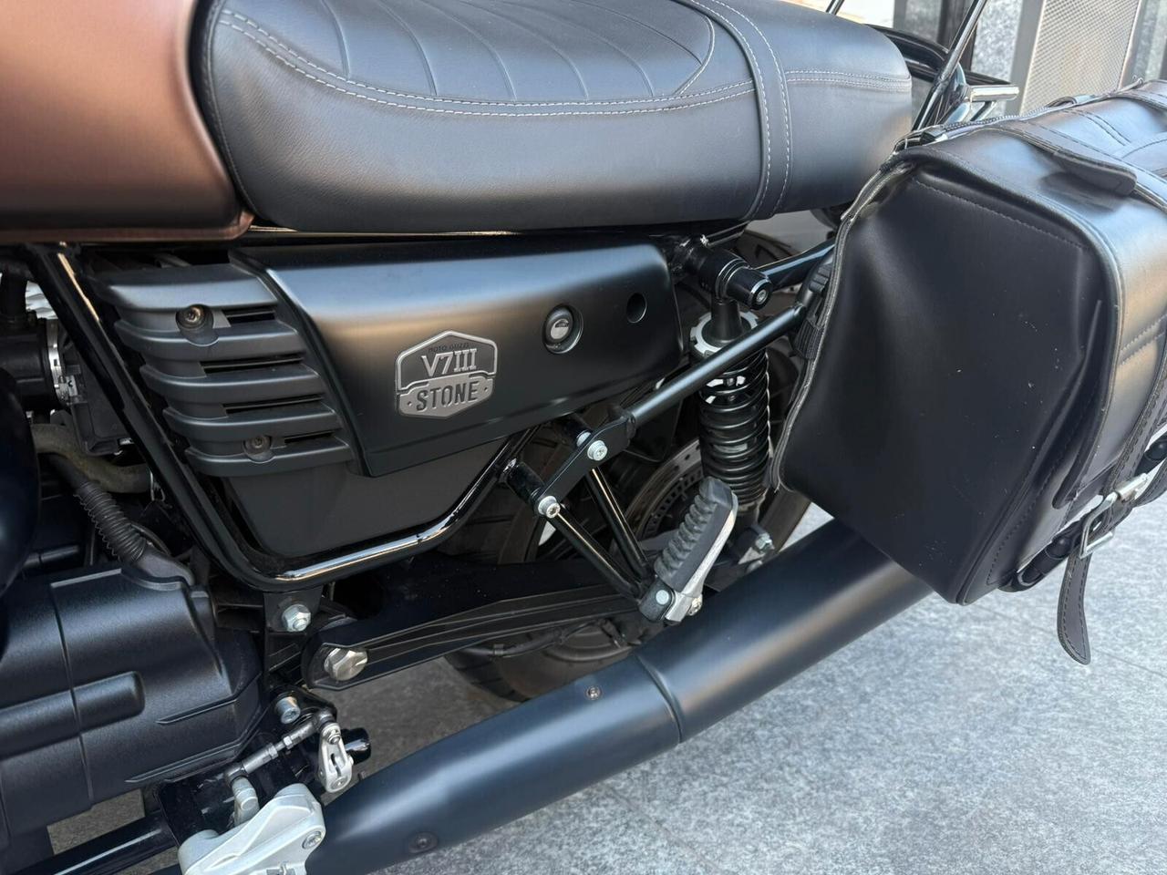 Moto Guzzi V7 night pack