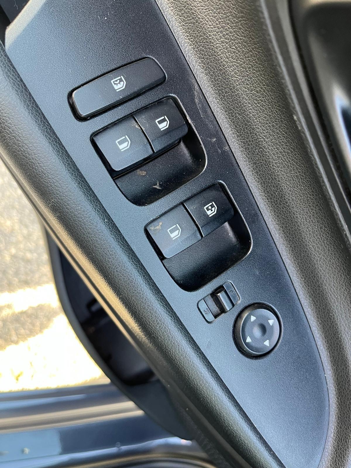 Hyundai i20-1.2 benz-full-2023