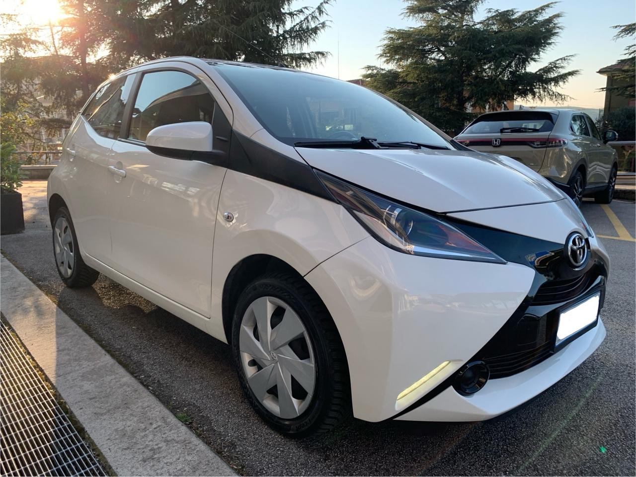 Toyota Aygo 1.0 VVT-i 69 CV 5 porte x-play MMT