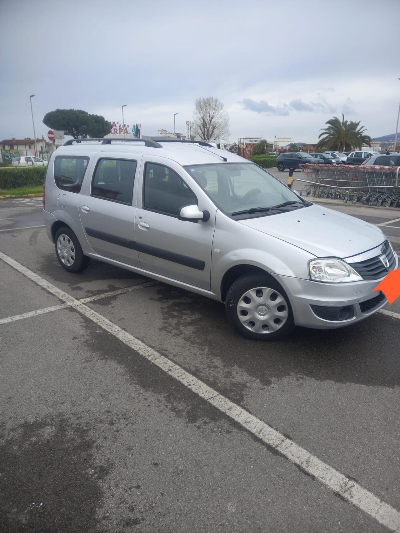 Dacia Logan 2010 con gancio traino