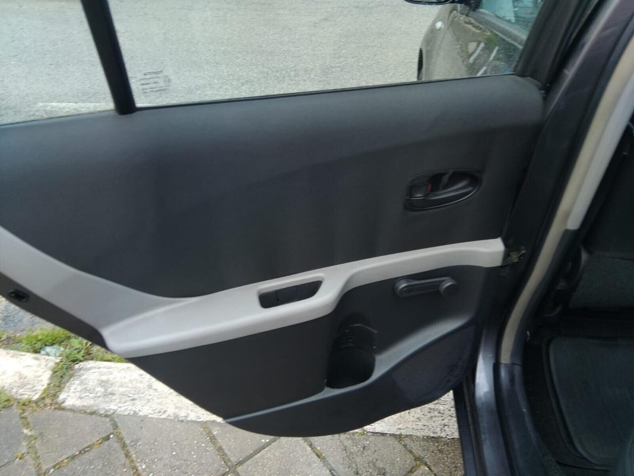 Toyota Yaris 1.0 5 porte Luxury pack