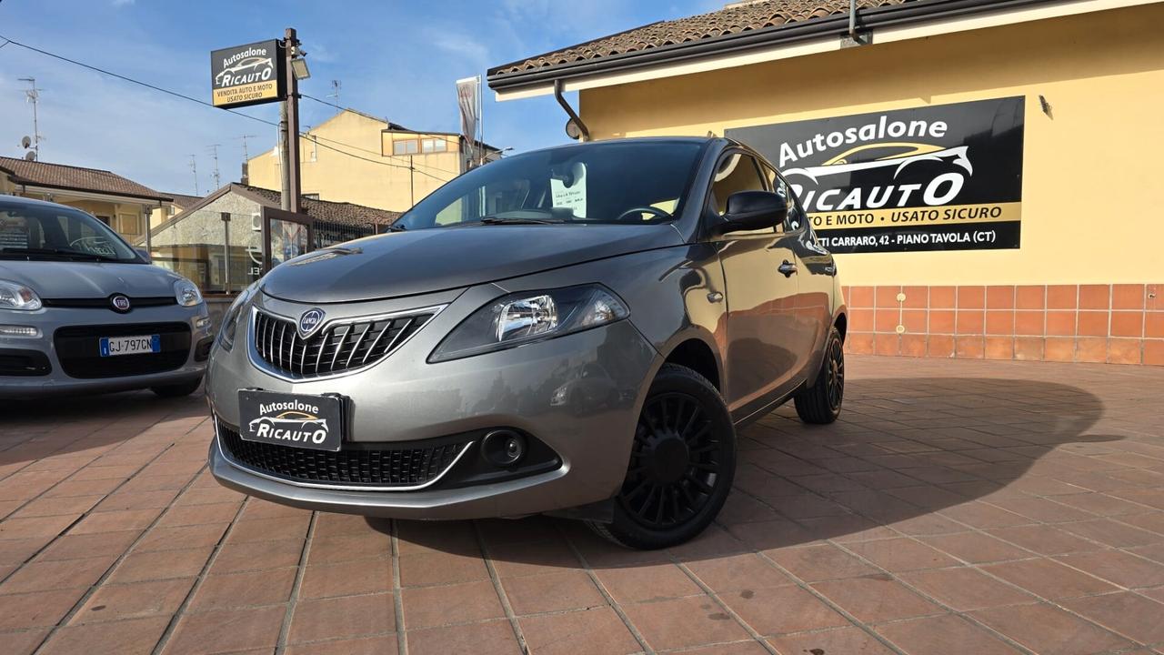 Lancia Ypsilon 1.0 FireFly 5 porte S&S Hybrid Ecochic Silver