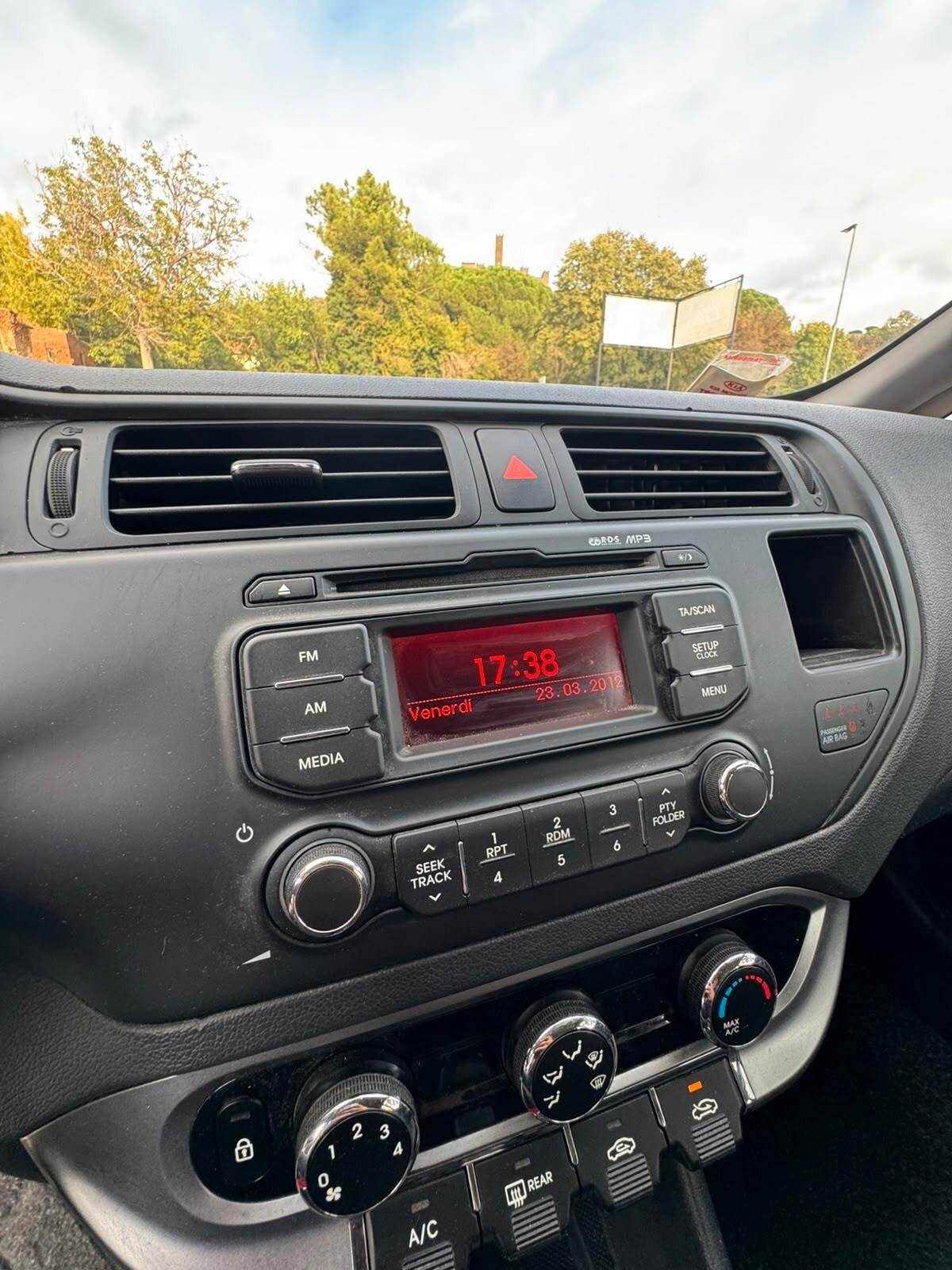 Kia Rio 1.1 CRDi WGT 5p. EX