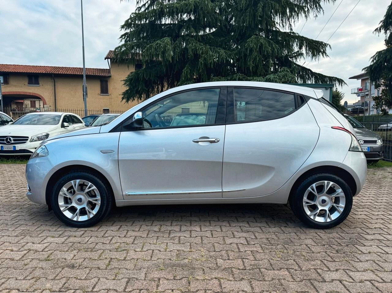 Lancia Ypsilon 1.2 69 CV 5 porte Platinum OK NEOPATENTATI