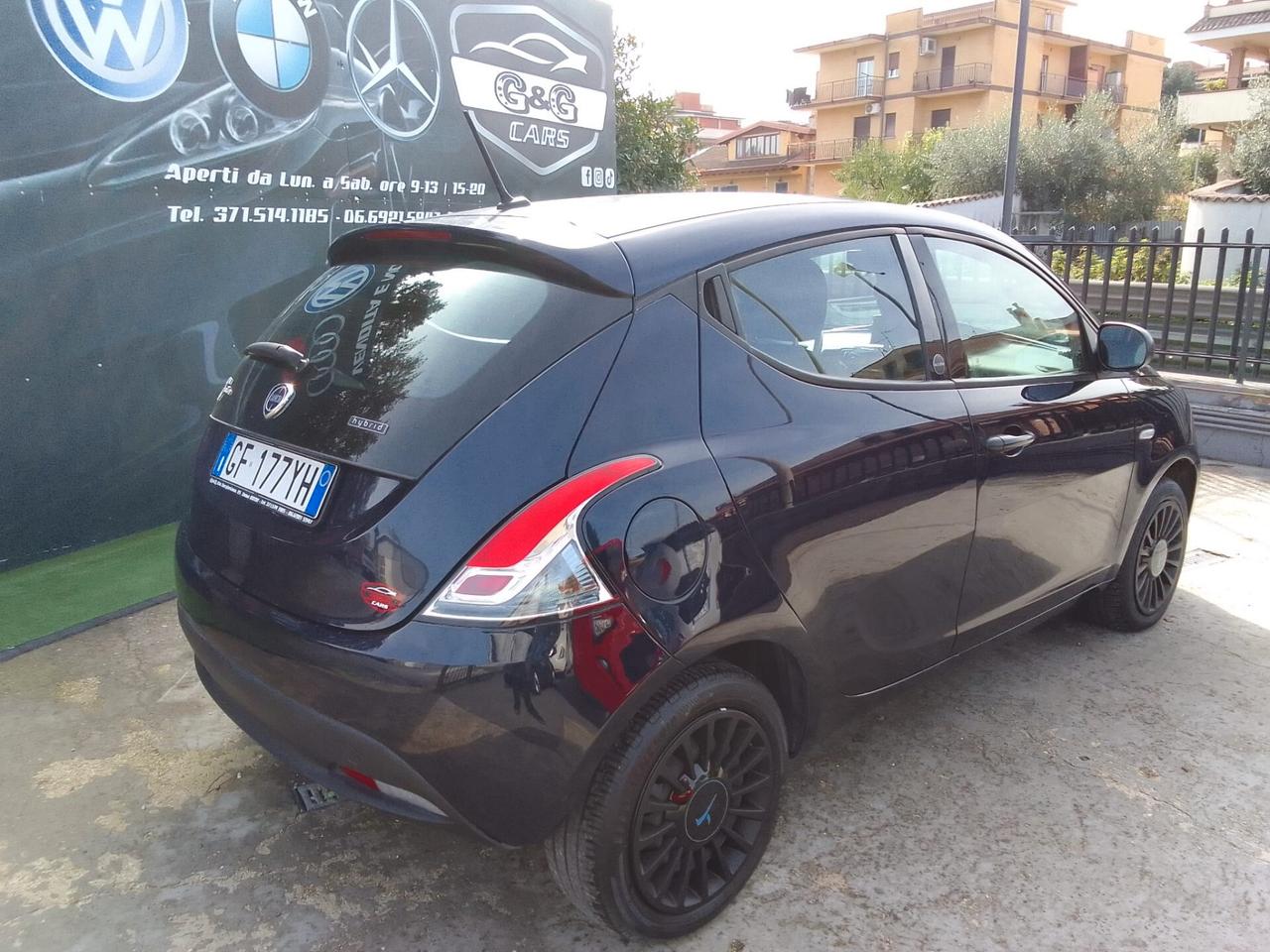 Lancia Ypsilon 1.0 FireFly 5 porte S&S Hybrid Ecochic Silver