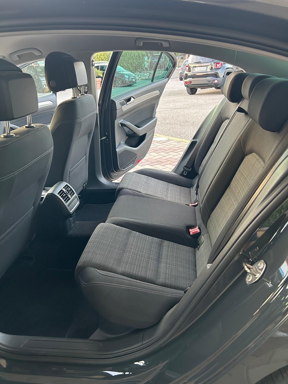 Volkswagen Passat 1.6 TDI SCR DSG Business BMT