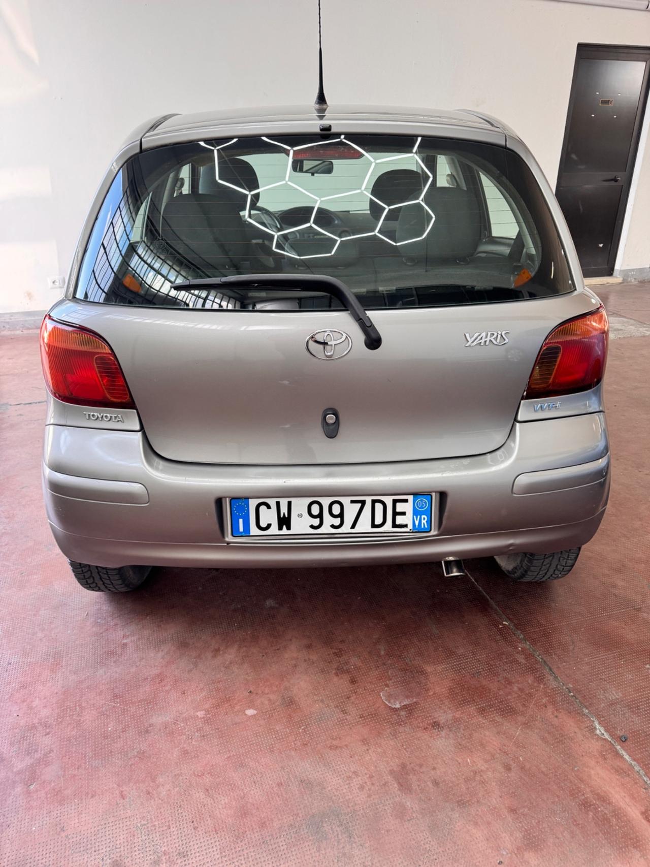 Toyota Yaris 1.0i 16V cat 5 porte Sol