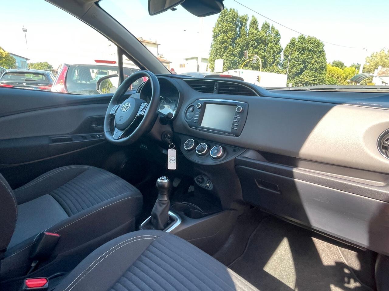 Toyota Yaris 1.0 72 CV 5 porte Lounge X NEOPATENTATI