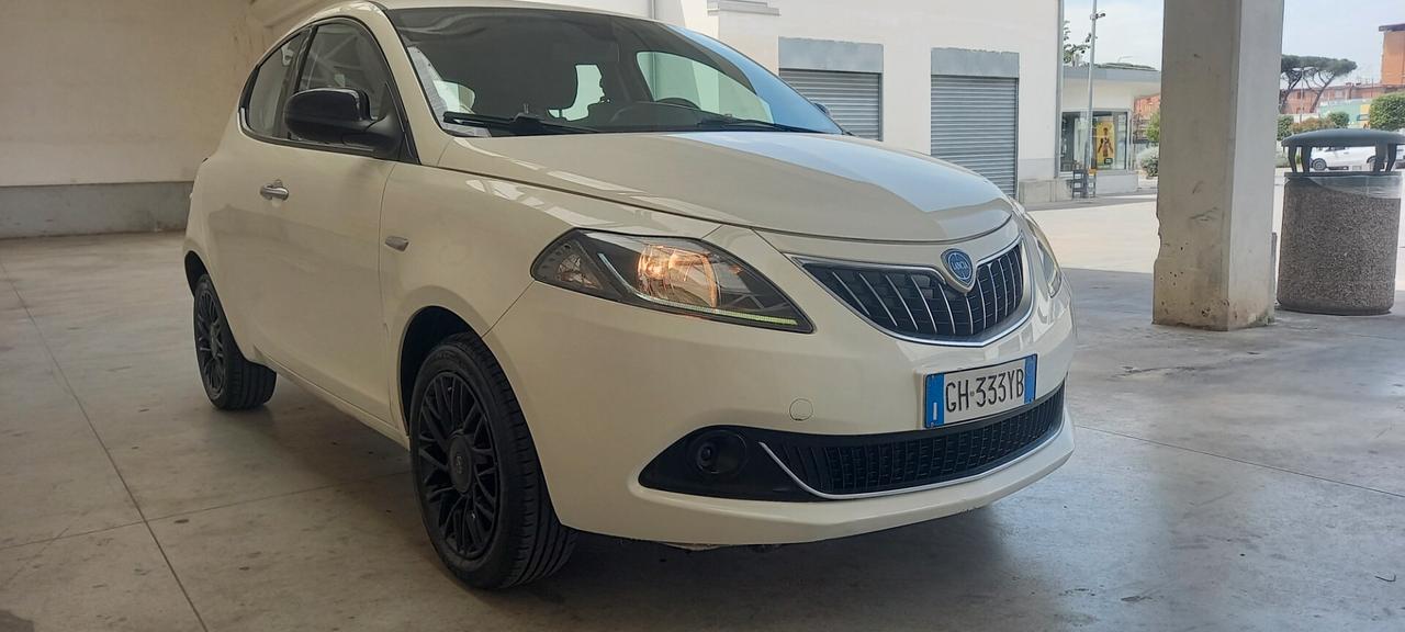 Lancia Ypsilon 1.0 FireFly 5 porte S&S Hybrid Silver