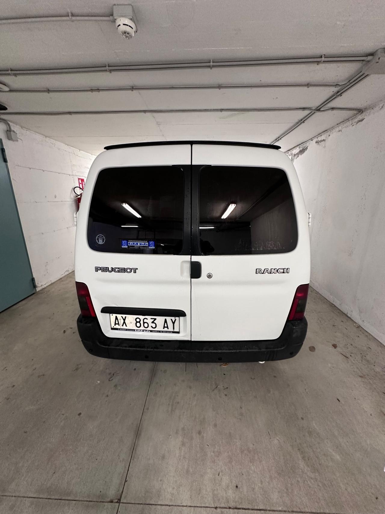 Peugeot Ranch 1.9 Diesel anno 1997 con 180.000 km Vettura utilizzata da un solo locatore, in ordine di tutto ! Furgoncino piccolo dai consumi ridotti Cabina comunicante, In aggiunta 4 cerchi gommati. Verrà consegnata con tagliando preconsegna Si valut