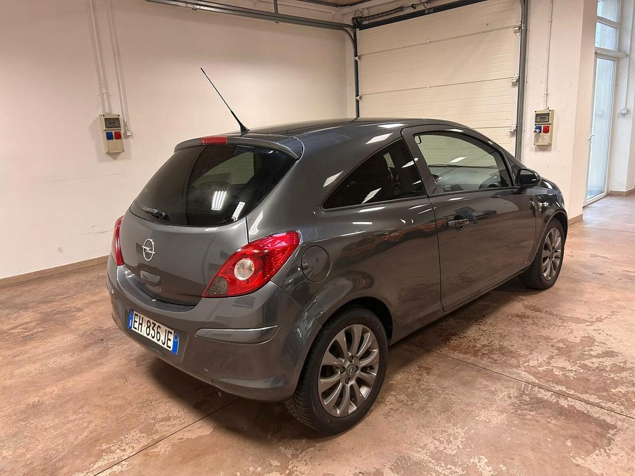 Opel Corsa 1.2 3 porte b-color