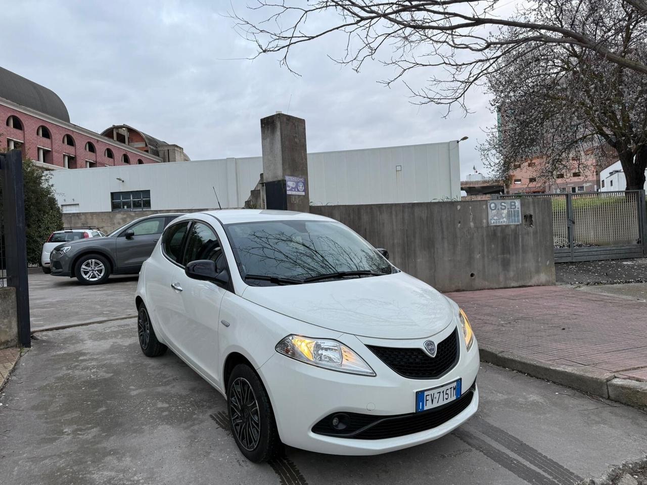 Lancia Ypsilon KM. 12.000! 1.2 BENZ. GOLD