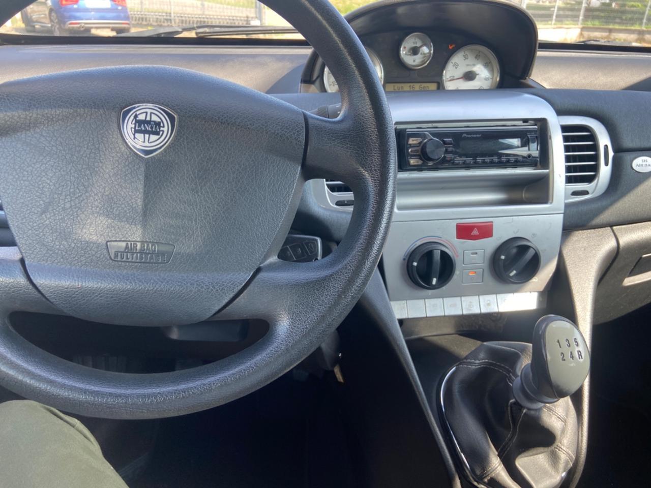 Lancia Ypsilon 1.2 Argento ok neo patentati
