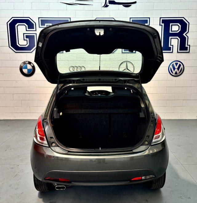 LANCIA Ypsilon 1.2 69 CV 5 porte Platinum ADATTA A NEPATENTATI