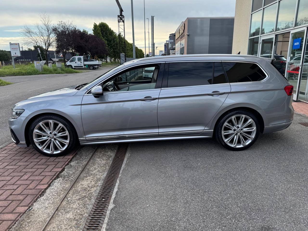 Volkswagen Passat Variant 2.0 TDI SCR EVO DSG Executive R-Line EURO6D TEMP