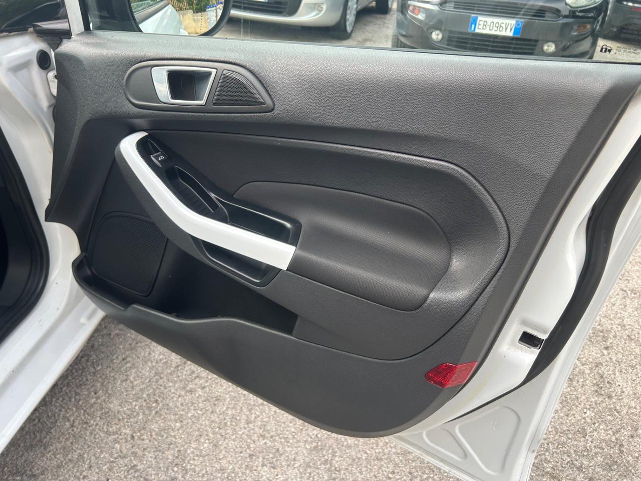 Ford Fiesta 1.5 TDCi Black & White Edition Euro 6B