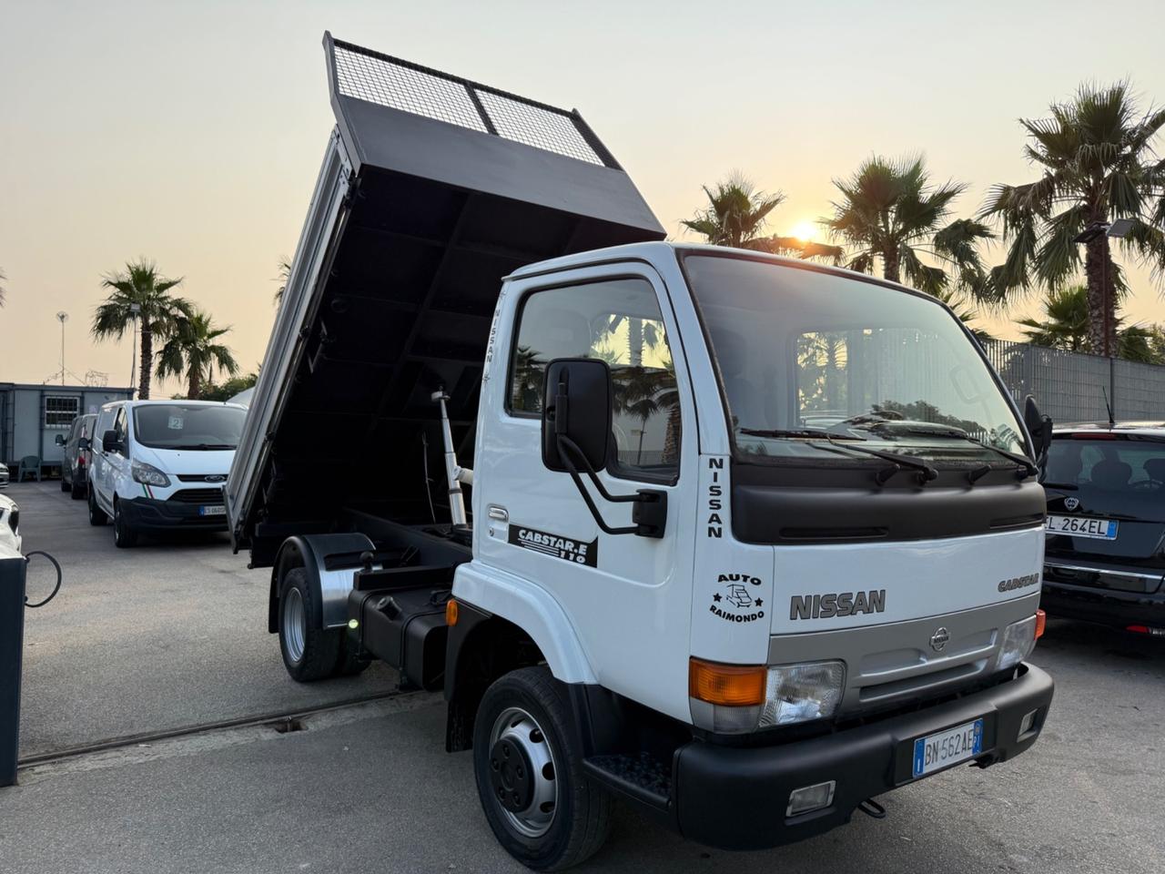 Nissan Cabstar 110 ribaltabile trilaterale