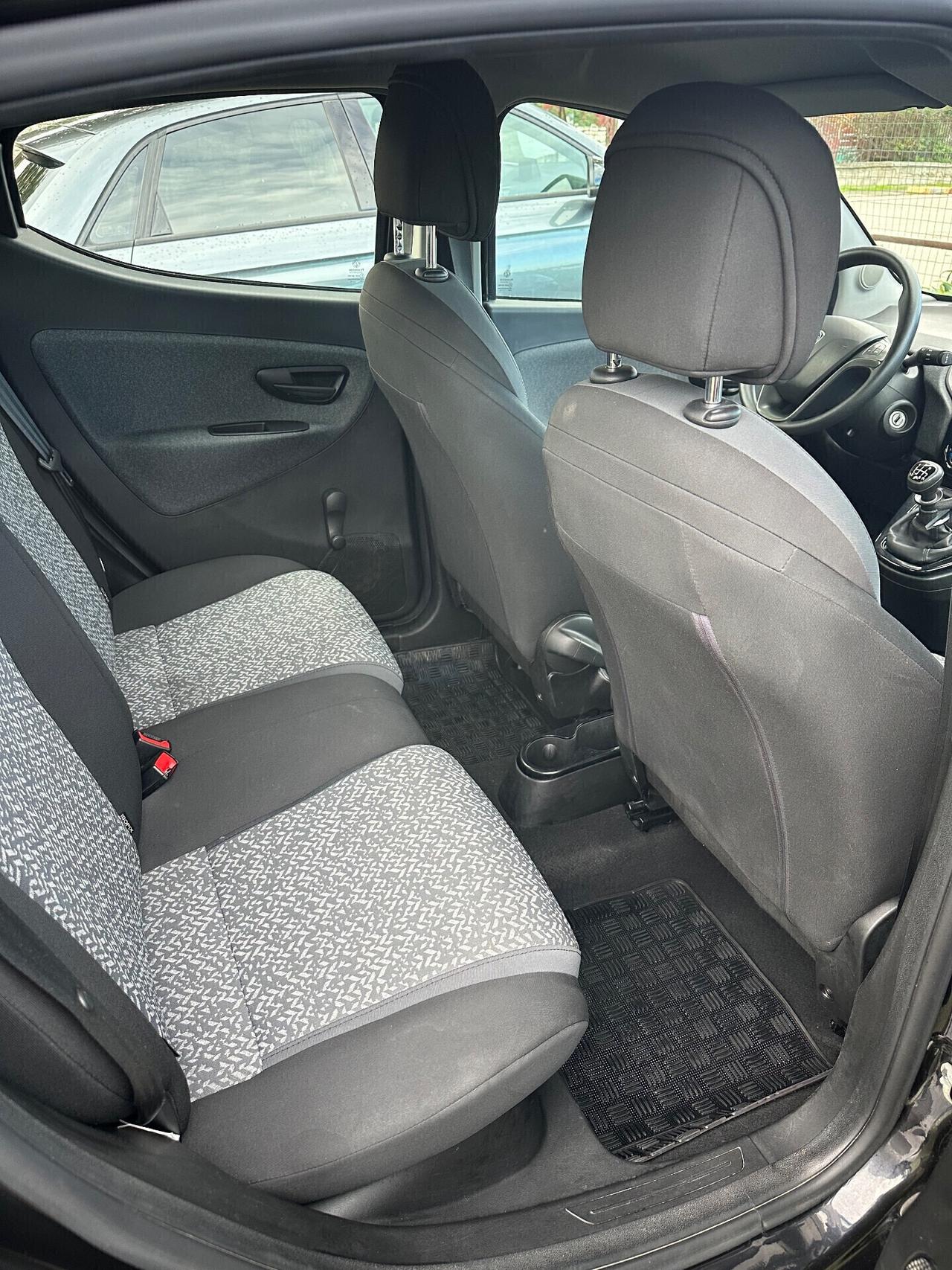 Lancia Ypsilon 1.0 FireFly 5 porte S&S Hybrid Ecochic Silver