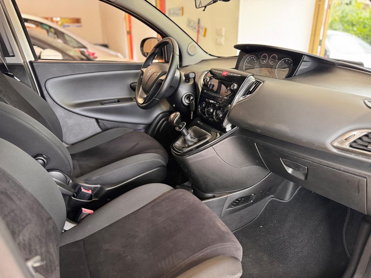 Lancia Ypsilon 0.9 TwinAir 85 CV 5 porte Metano Ecochic Silver