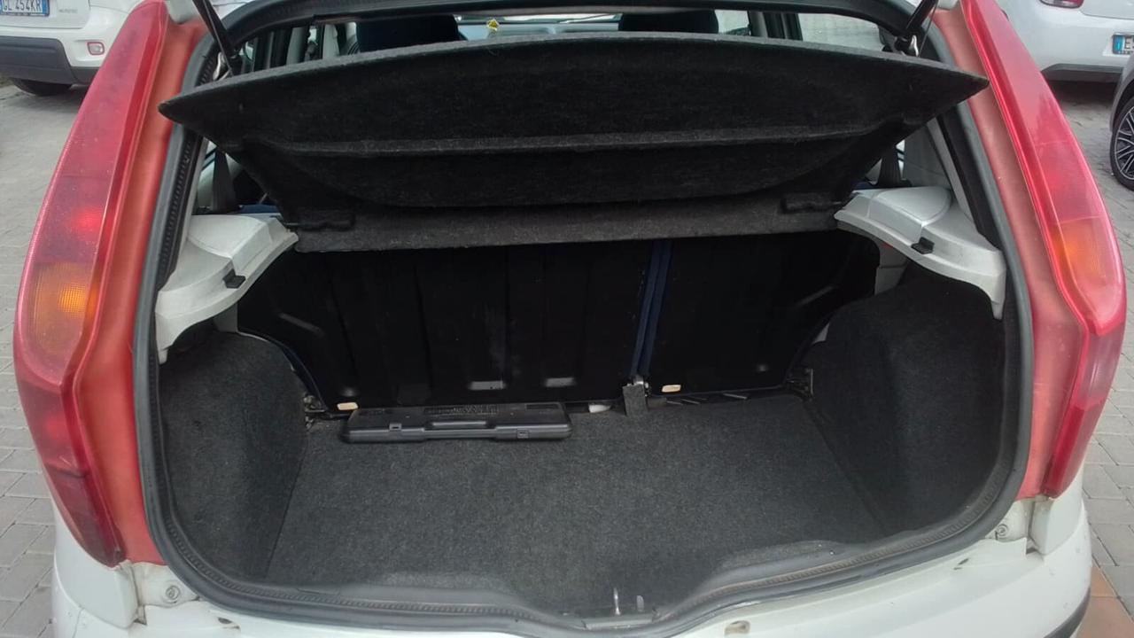 Fiat Punto 1.9 JTD 5 porte con gancio di traino omologato