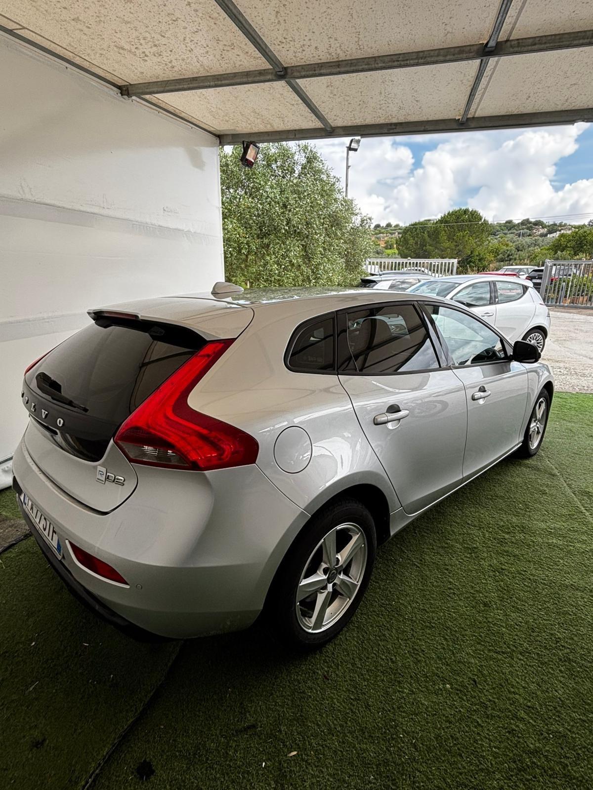 Volvo V40 D2 R-design Momentum