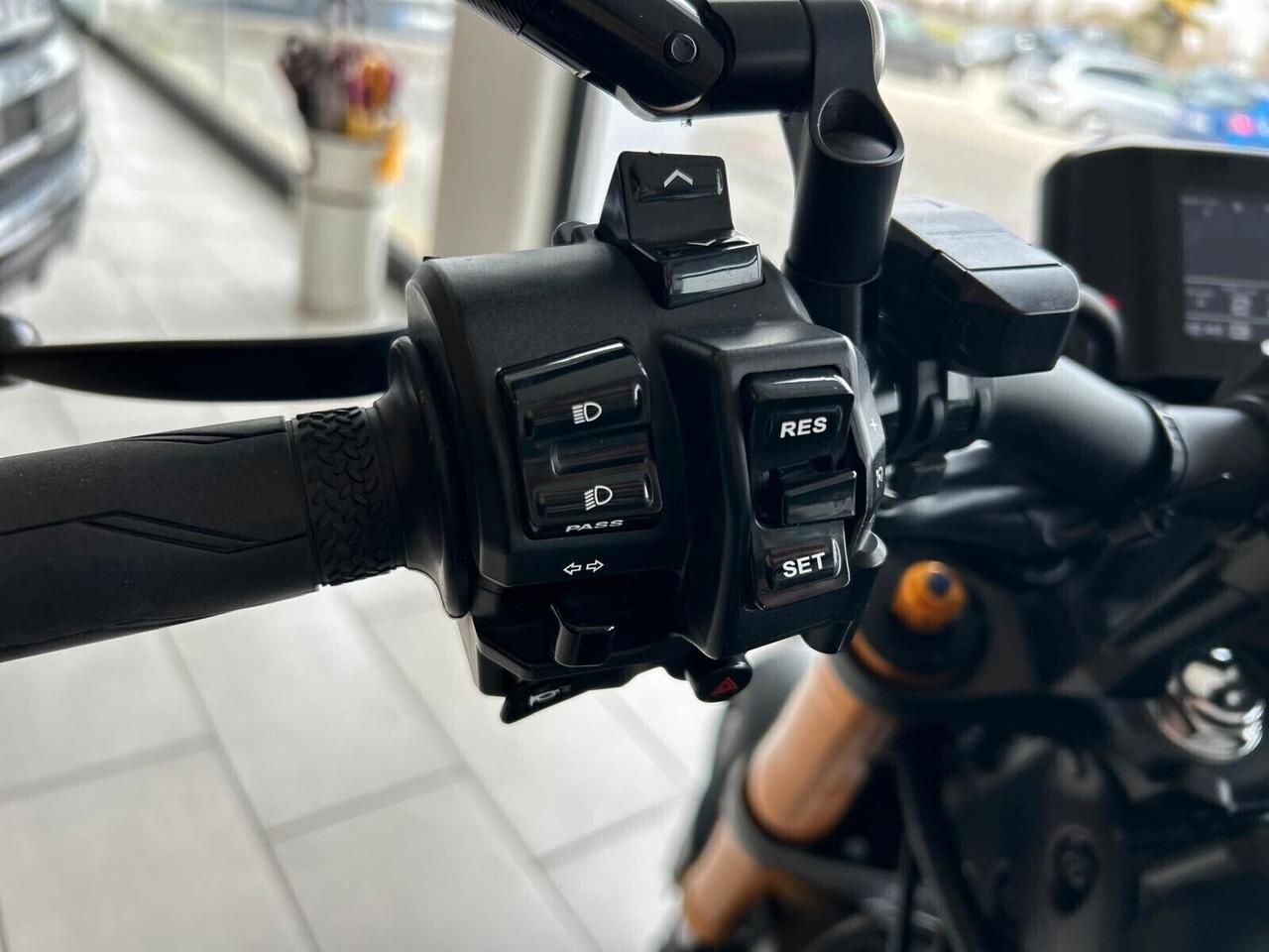 Yamaha MT-09 SP AKRAPOVIC CARBO OHLINS