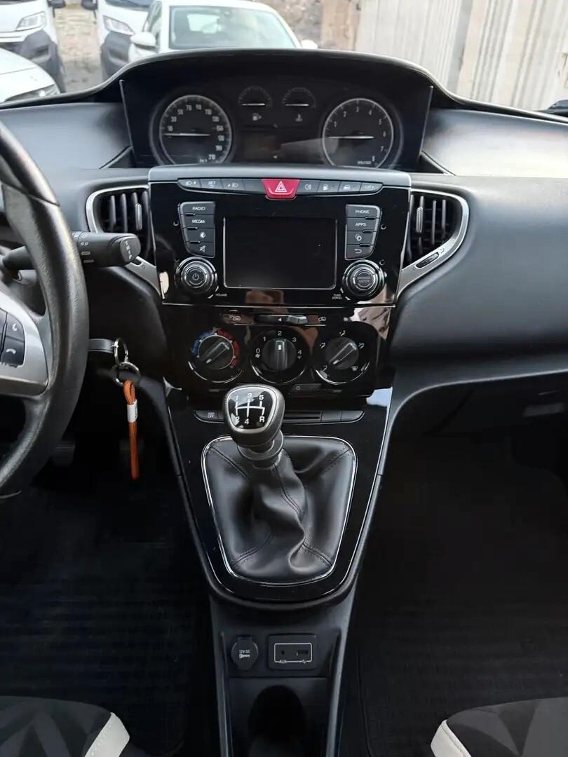 Lancia Ypsilon 0.9 TwinAir 85 CV 5 porte Metano Ecochic Silver