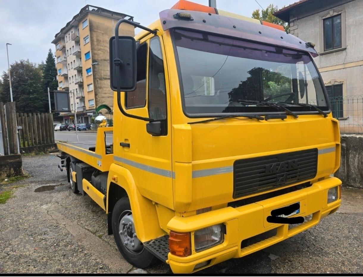 Man carroattrezzi soccorso stradale