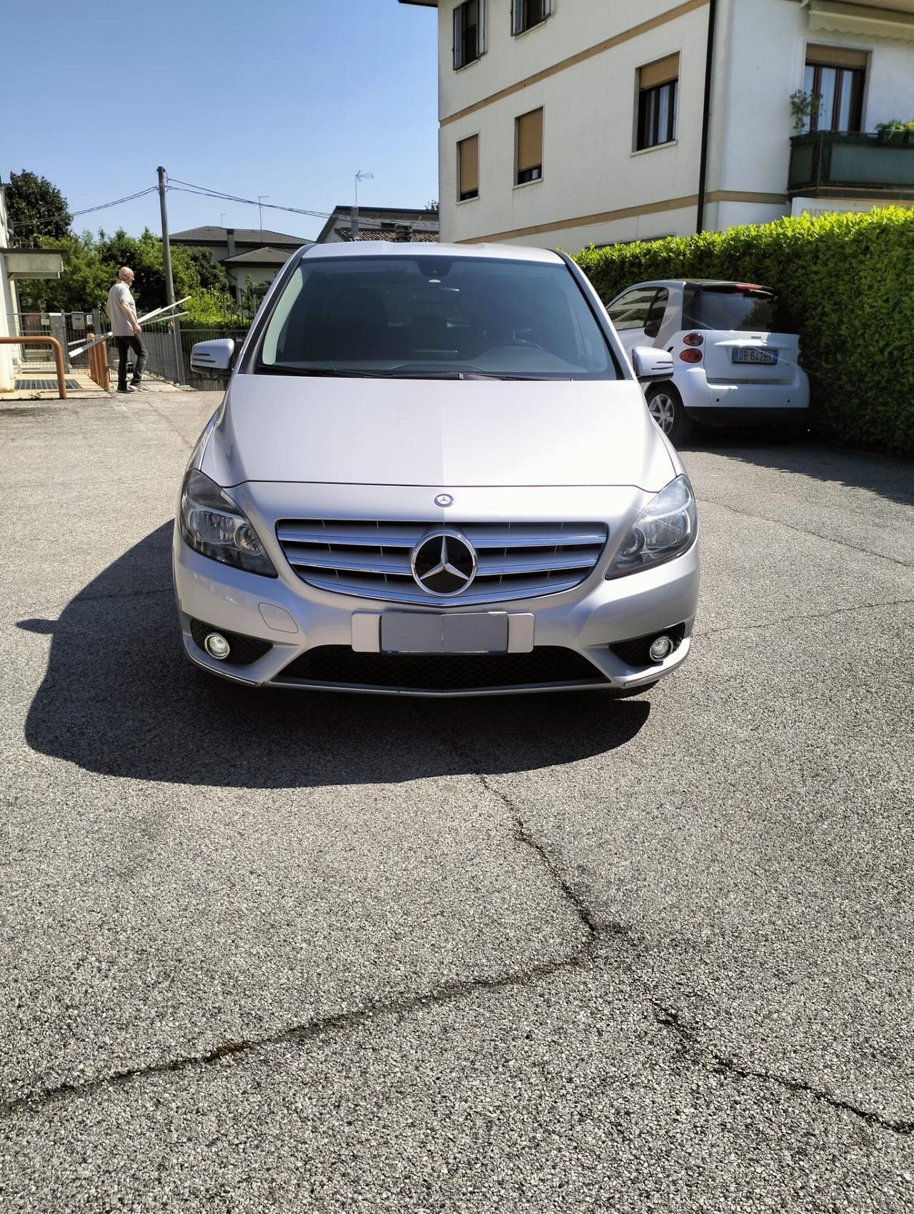 Mercedes-benz B 180 Benz Premium