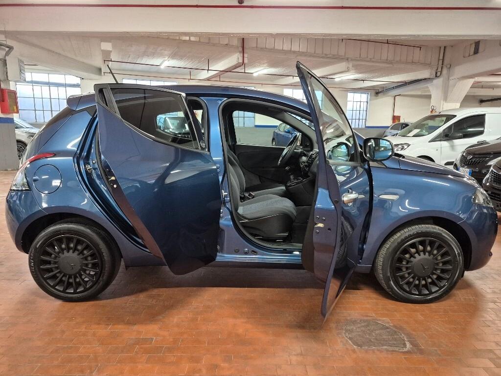 Lancia Ypsilon 1.0 FireFly 5 porte S&S Hybrid Ecochic Silver