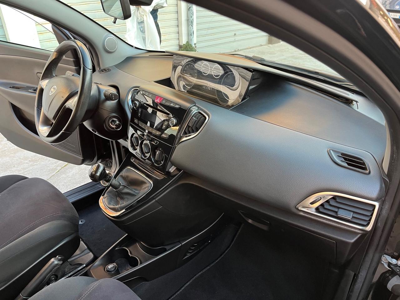 Lancia Ypsilon 1.2 69 CV 5 porte S&S Platinum