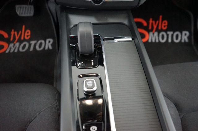 VOLVO XC60 B4 (d) AWD automatico Momentum Sport