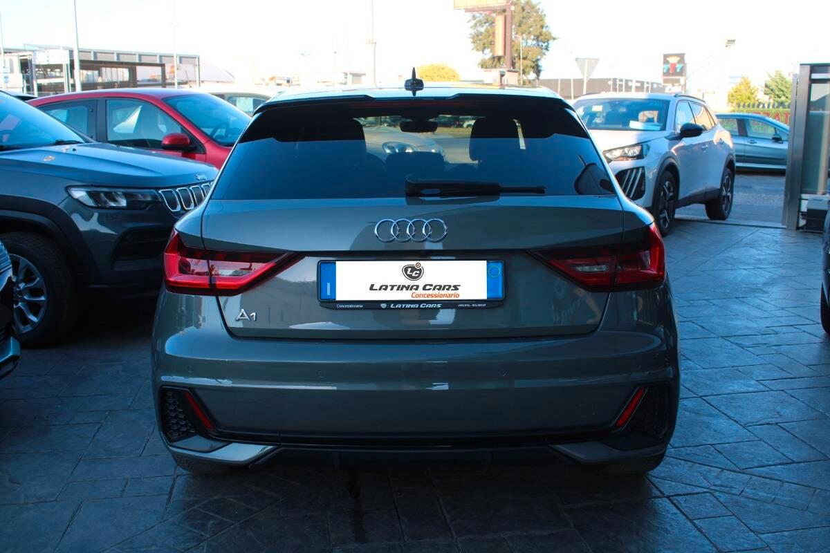 Audi A1 25 1.0 tfsi Identity Black s-tronic con CarPlay