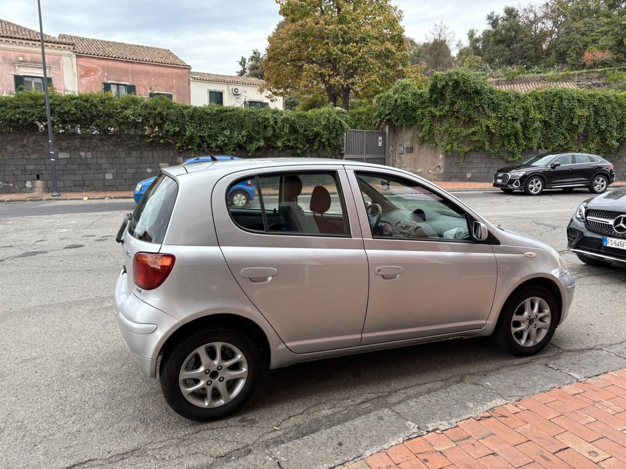 Toyota Yaris 1.3i 16V cat 5 porte Sol