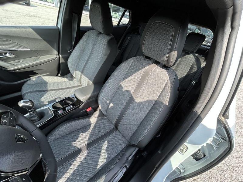 Peugeot 2008 PureTech 100 Allure 3.000 KM!! NAVI+KEYLESS