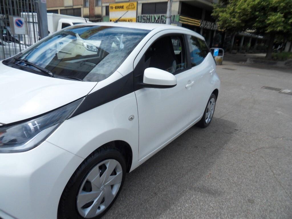 Toyota Aygo 1.0 VVT-i 69 CV 5 porte x-business MMT