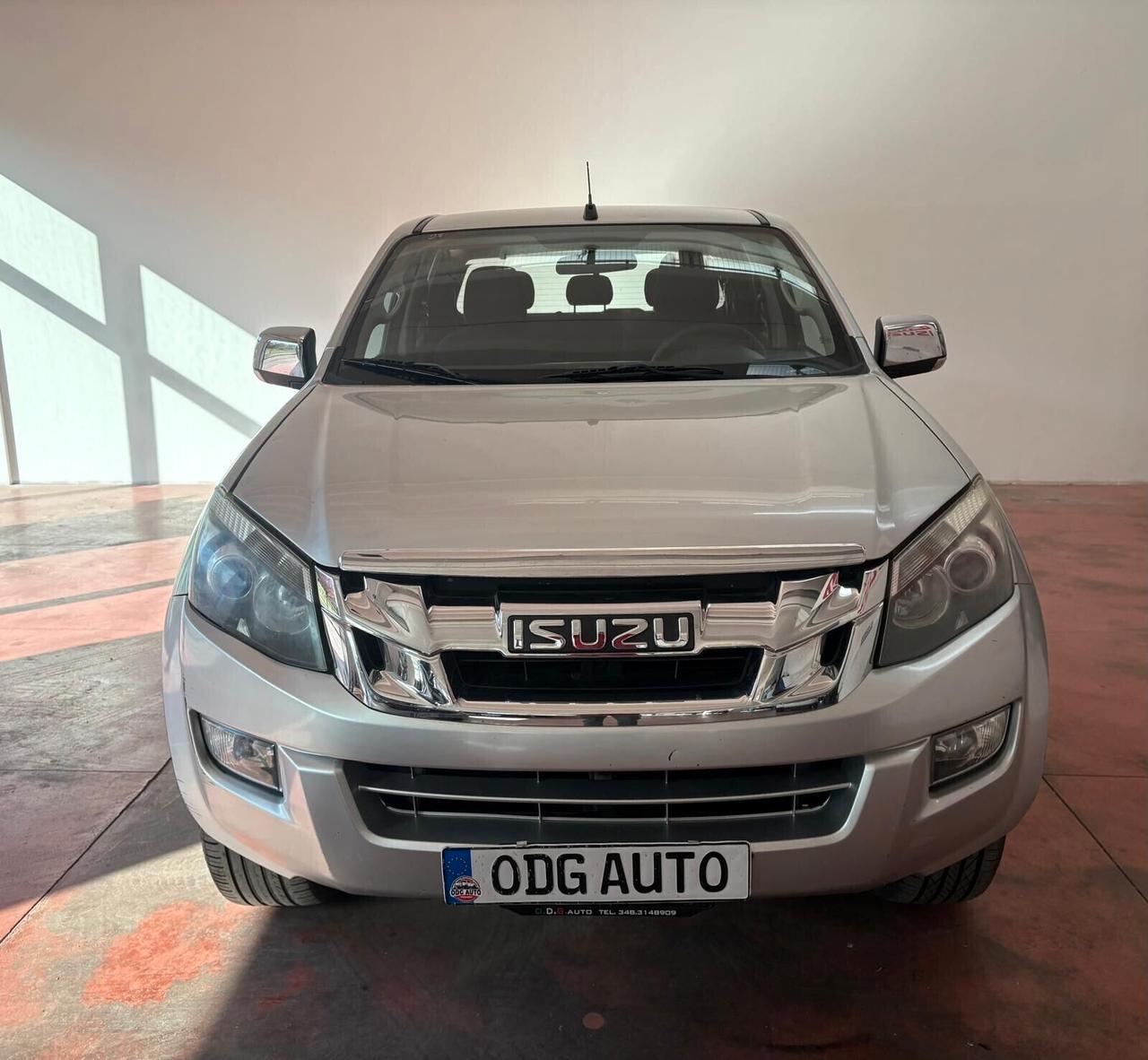 ISUZU-D-MAX DOUBLE-CAB POSTI 5 GANCIO TRAINO Diesel1.9 CV 164 Km 196.698 Garanzia 12 mesi