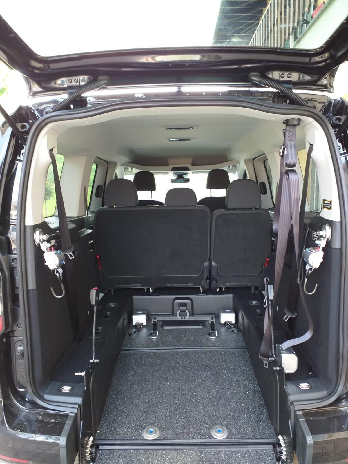 Ford Connect TRASPORTO DISABILI USATO D'OCCASIONE