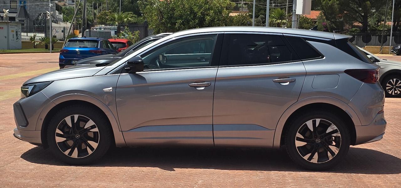 Opel Grandland 1.6 PHEV 224 CV Plug-In Hybrid Business Elegance – Efficienza e Comfort Premium
