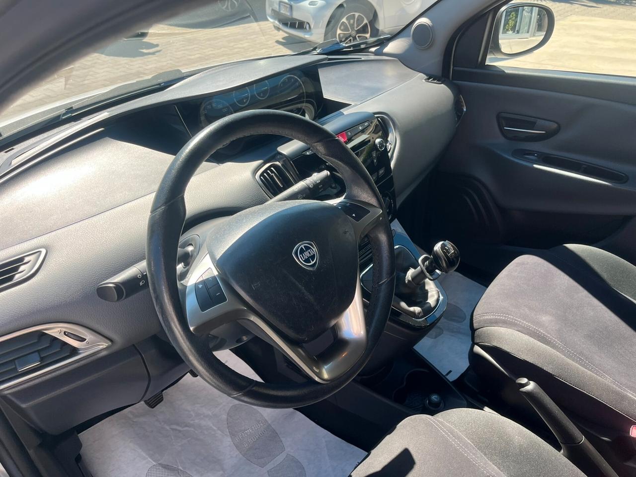 Lancia Ypsilon 1.2 69 CV 5 porte Gold