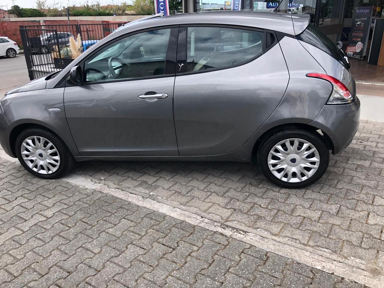Lancia Ypsilon 1.2 69 CV 5 porte PLATINUM UNICO PROPRIETARIO GARANZIA EUROPEA 12 MESI RINNOVABILE