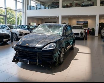 Porsche Cayenne COUPE 3.0 V6 E-Hybrid Platinum Edition INCIDENTATA