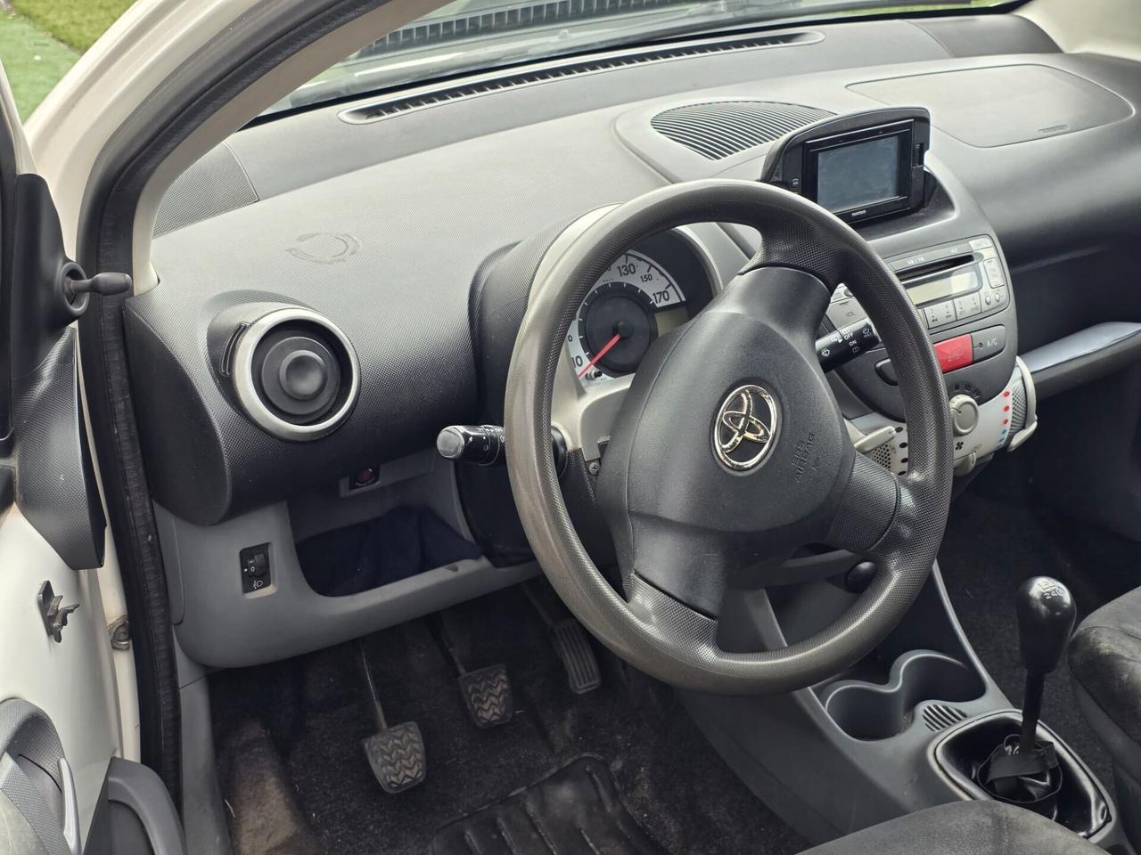 Toyota Aygo 1.0 12V VVT-i 5 porte euro 5. Neopatentati