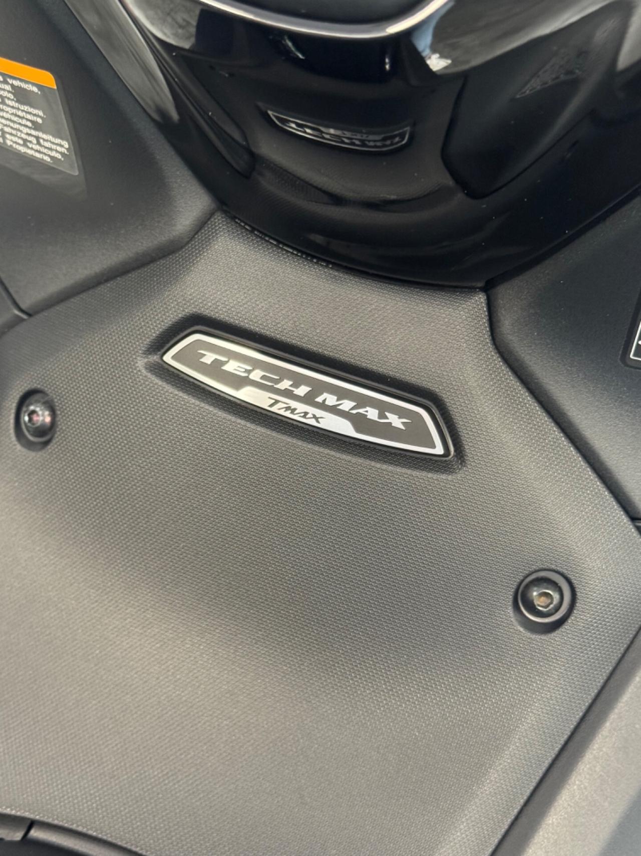 Yamaha TMAX 560 DARK MAGMA TECH MAX