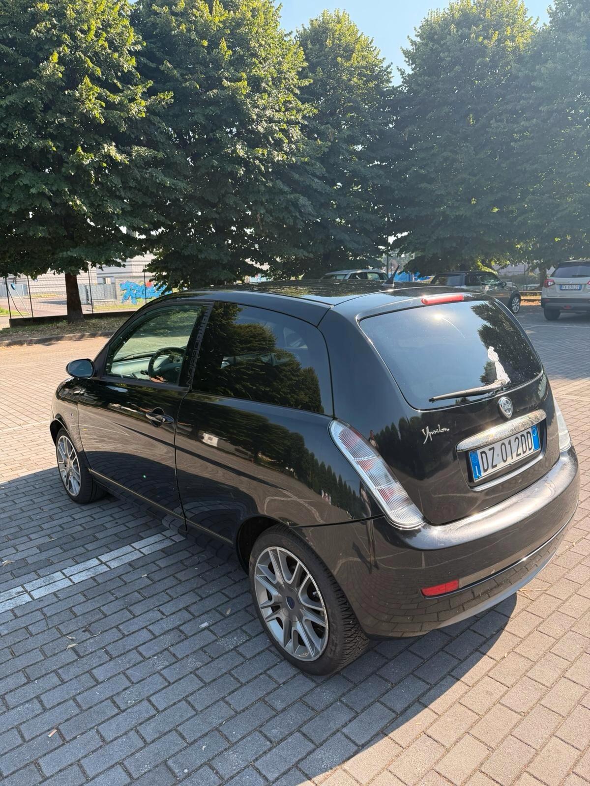 Lancia Ypsilon 1.3 MJT 75 CV MomoDesign