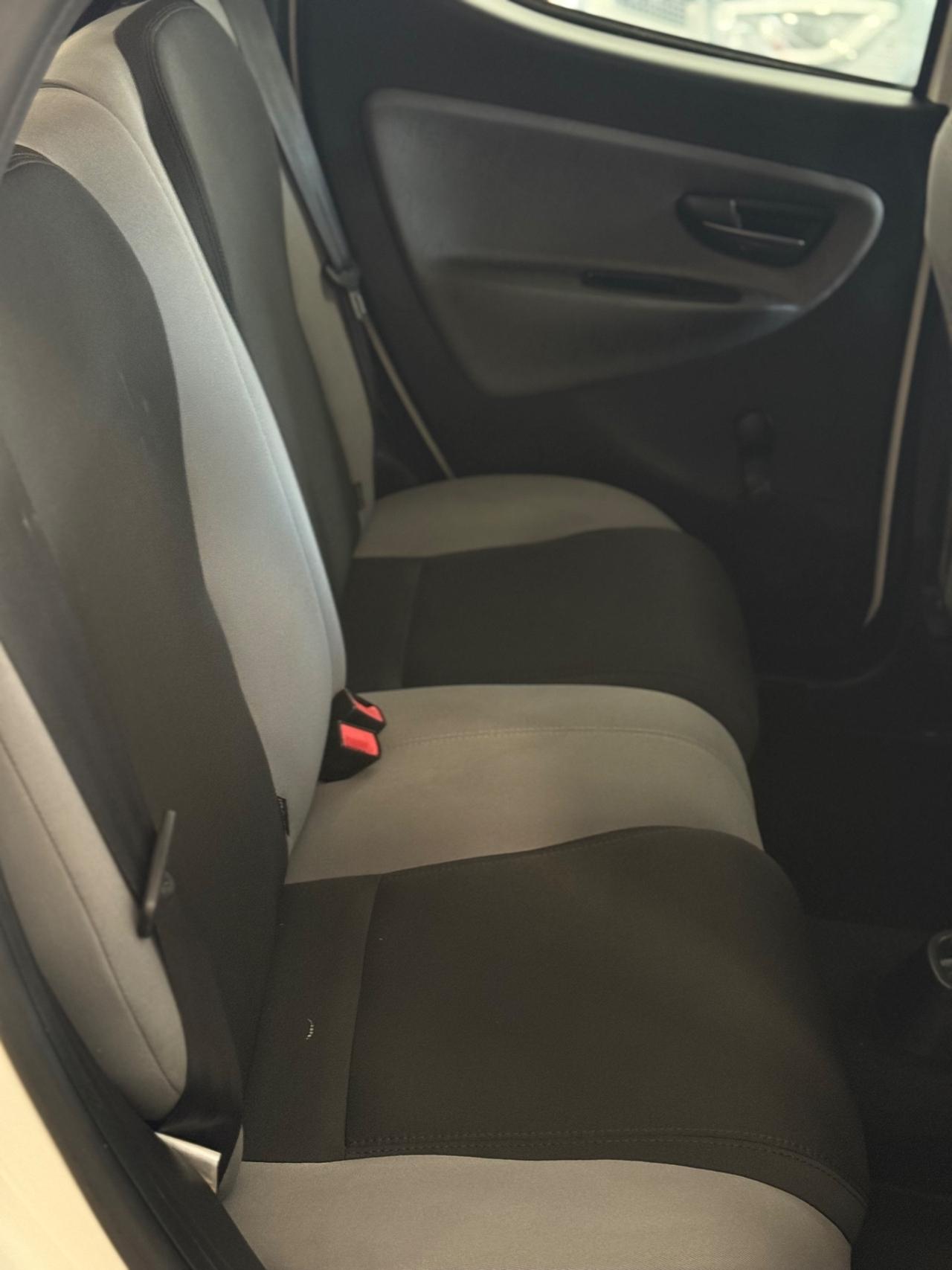 Lancia Ypsilon 0.9 TwinAir 85 CV 5 porte Metano Ecochic Silver